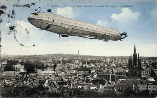 Ak Wiesbaden in Hessen, Totalansicht, Blick vom Feuerturm, Zeppelin-Passagier-Luftkreuzer