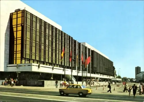 Ak Berlin Mitte, Hauptstadt der DDR, Palast der Republik, Passanten, Auto