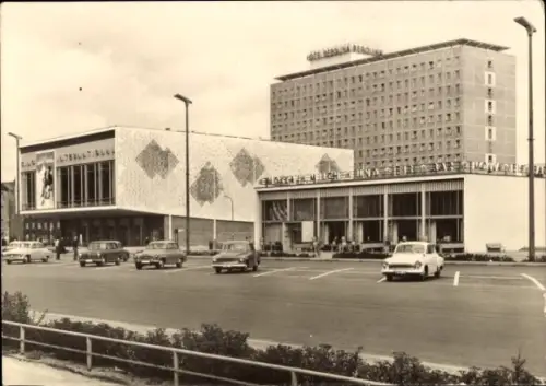 Ak Berlin Mitte, Karl Marx Allee, Kino International, Mokka-Milch-Eisbar, Hotel Berolina, Autos