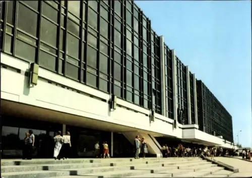 Ak Berlin Mitte, Hauptstadt der DDR, Palast der Republik, Besucher