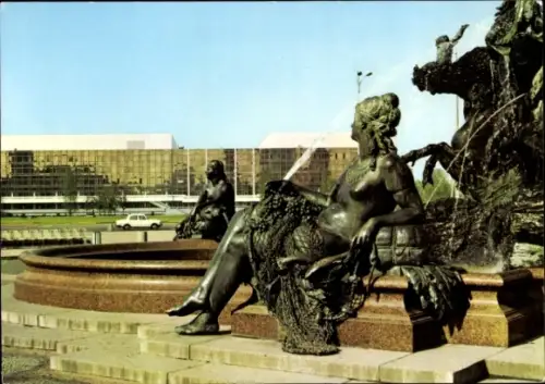 Ak Berlin Mitte, Partie am Brunnen mit Palast der Republik