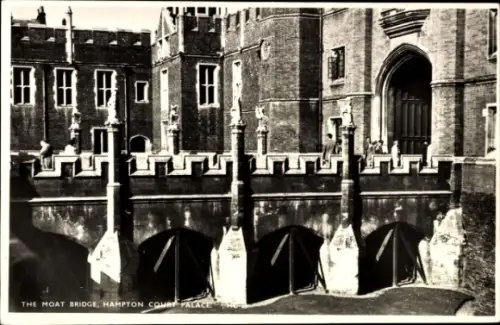 Ak Hampton Richmond upon Thames London England, Moat Bridge, Hampton Court Palace
