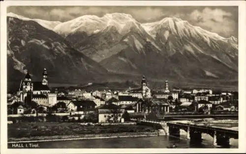 Ak Hall in Tirol, Berglandschaft, Stadtansicht,  Fluss, Brücke
