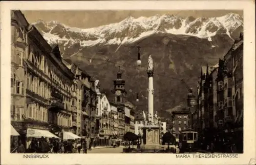Ak Innsbruck in Tirol,  Maria-Theresienstraße, Berge im Hintergrund,  Gebäude
