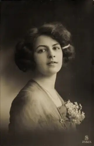 Ak Junge Frau, Portrait