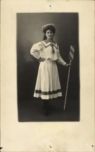 Foto Ak Junge Frau, Portrait, Matrosenkleid
