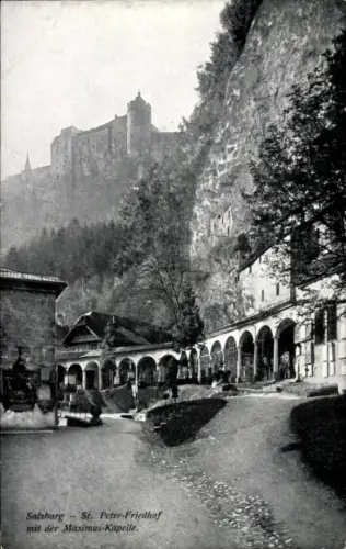 Ak Salzburg in Österreich,  St. Peter-Friedhof, Maximus-Kapelle, Burg auf dem Berg