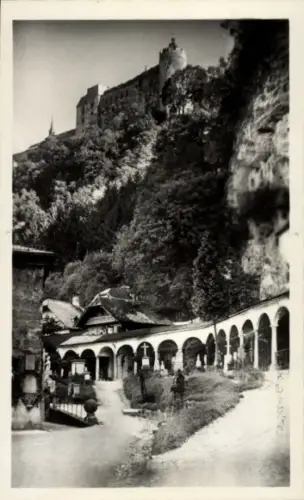 Ak Salzburg in Österreich, Friedhof, Bäume, Kreuz, Burg im Hintergrund