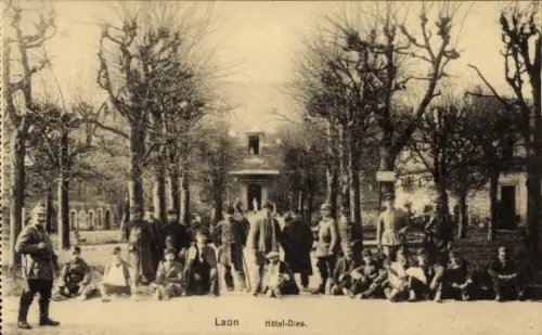 Ak Laon Aisne,  Hôtel-Dieu, Gruppe von Menschen, Bäume, Straße