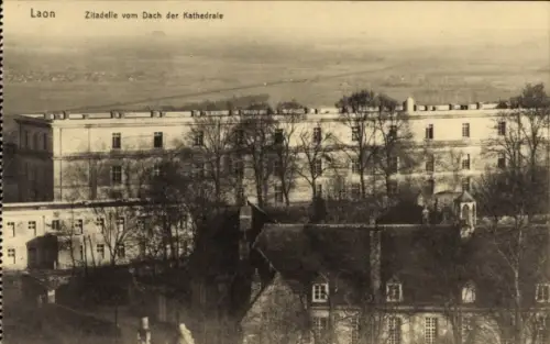 Ak Laon Aisne, Zitadelle von  Blick vom Dach der Kathedrale, Bäume im Vordergrund