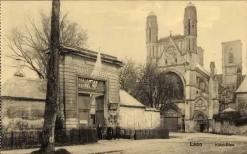 Ak Laon Aisne, Hôtel-Dieu,  Gebäude mit Tür, Bäume, keine Personen