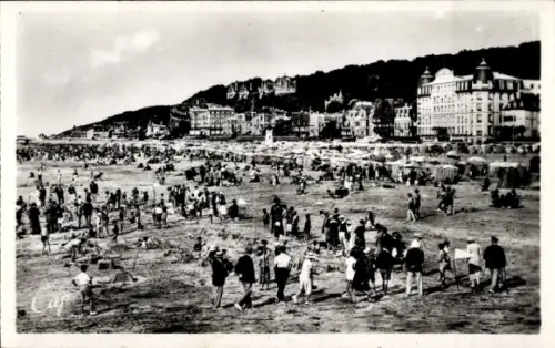 Ak Trouville sur Mer Calvados, Strand mit vielen Menschen, Hütten, Küstenlinie,  Schwarz-Weiß-Fot