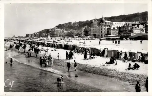 Ak Trouville sur Mer Calvados, Strand von  Menschen am Wasser, Sonnenschirme, Hotel Rossi