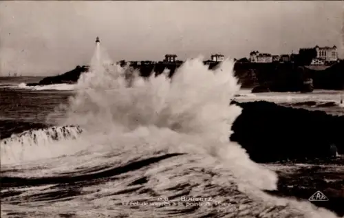 Ak Biarritz Pyrénées Atlantiques, Wellen, Leuchtturm, Küste,  Schwarz-Weiß-Foto