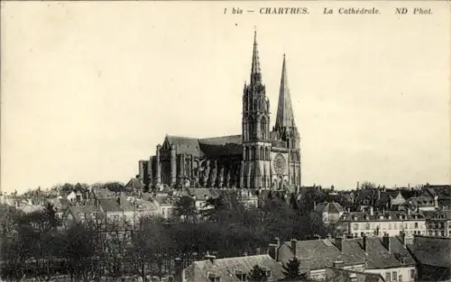 Ak Chartres Eure et Loir, Kathedrale von  Stadtansicht, Schwarz-Weiß-Foto