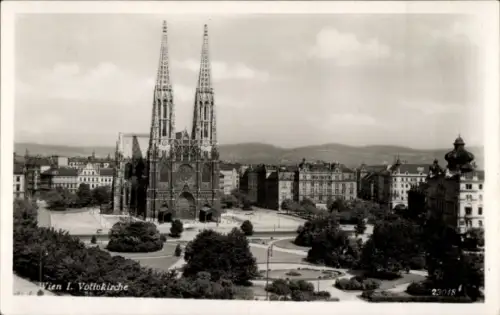 Ak Wien 1 Innere Stadt, Votivkirche,  zwei Türme, Stadtansicht, Bäume, Platz