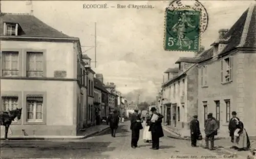 Ak Écouché Orne, Straße mit Pferd, Menschen, Häusern, Poststempel, französischer Text