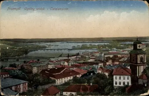 Ak Przemyśl Polen,  Gesamtansicht, Fluss, Häuser, Uhrturm