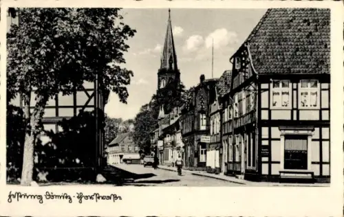 Ak Dömitz an der Elbe Mecklenburg, Straße mit Fachwerkhäusern, Kirche im Hintergrund, Text in Fra