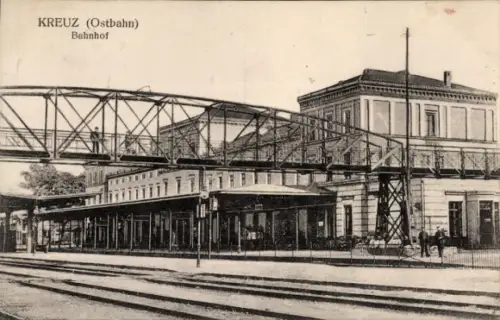 Ak Krzyż Wielkopolski Kreuz an der Ostbahn Posen, Bahnhof, Gleisseite