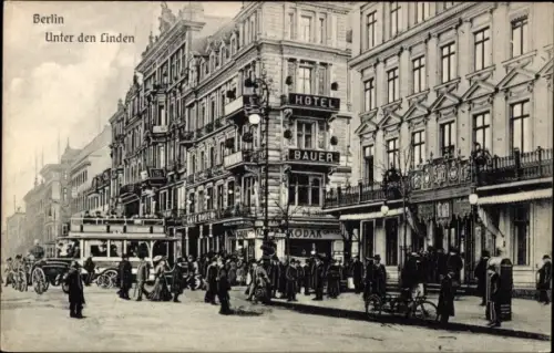 Ak Berlin Mitte, Unter den Linden, Hotel Bauer, Autobus, Passanten