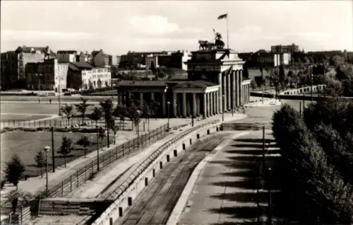 Ak Berlin, Brandenburger Tor vom Reichstagsgebäude aus, Mauer