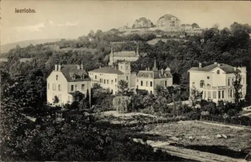 Ak Iserlohn im Märkischen Kreis, Landschaft mit mehreren Gebäuden, Bäume, Hügel im Hintergrund