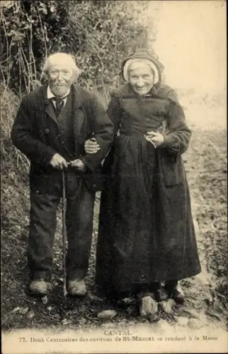 Ak Cantal, Deux Centenaires des environs de St-Mamet se rendant à la Messe