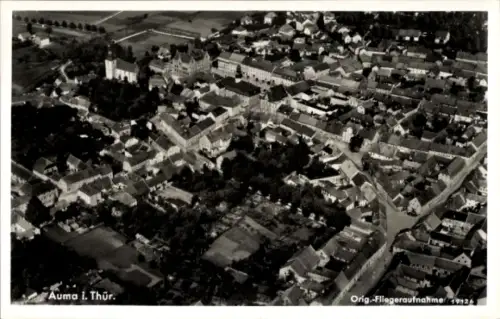 Ak Auma in Thüringen, Luftaufnahme von  Häuser, Straßen, Bäume