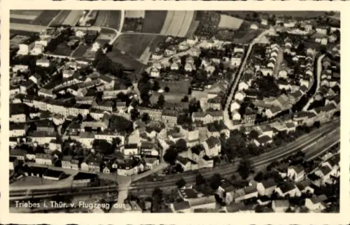 Ak Triebes in Thüringen, Luftaufnahme von  Thüringen, Häuser, Straßen, Landschaft
