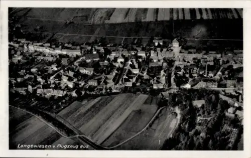 Ak Langewiesen Ilmenau am Thüringer Wald, Luftaufnahme von  Häuser, Felder, Flugzeugaufnahme