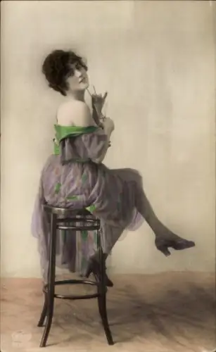 Ak Porträt einer jungen Frau, Sektglas