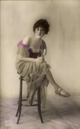 Ak Porträt einer Frau, Sektglas, Hocker