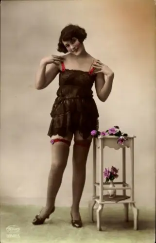 Ak Frau, Porträt in Unterwäsche, Blumen, Hocker