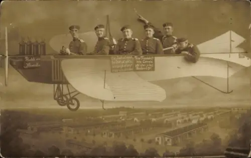 Foto Ak Munster im Heidekreis, Truppenübungsplatz Munsterlager, Soldaten in einem Flugzeug