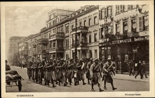 Ak Wiesbaden in Hessen, Nicolasstraße, Französische Soldaten