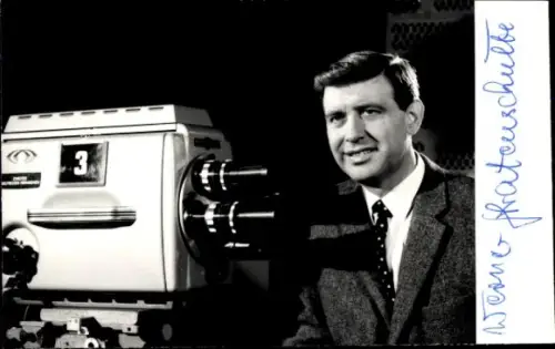 Ak Schauspieler Werner Stratenschulte, Portrait, Autogramm, Fernsehmoderator, Kamera