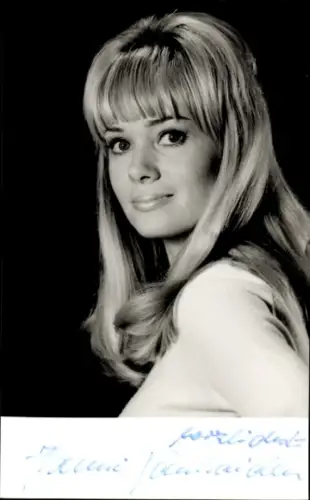 Foto Hanni Vanhaiden, Balletttänzerin und Fernsehansagerin des NDR, Portrait, Autogramm