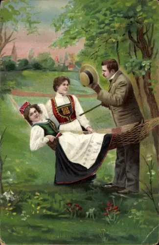 Ak Frauen in norwegischer Tracht, Hängematte, Mann grüßt mit Hut