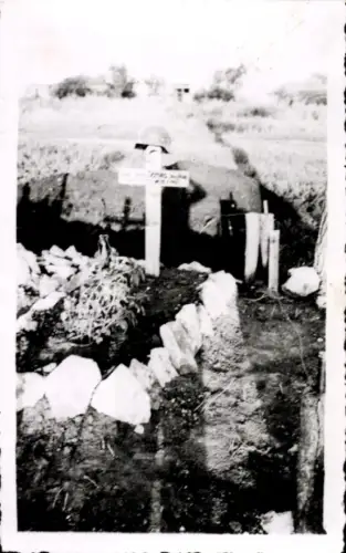 Foto Ak Soldatengrab am Kriegsschauplatz, Kreuz, Helm