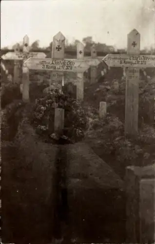 Foto Ak Soldatengräber, Infanterie-Regiment 370
