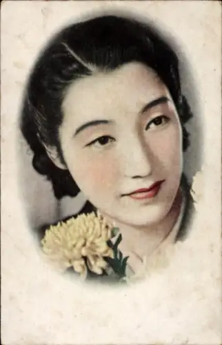Ak Japanerin mit Chrysantheme, Portrait