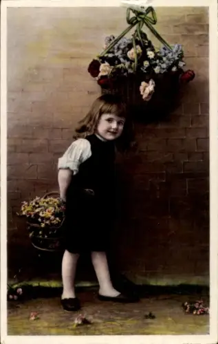 Ak Kind mit Blumenkorb, Portrait