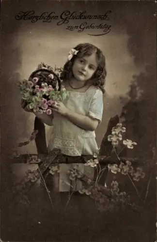 Ak Glückwunsch Geburtstag, Mädchen mit Blumen