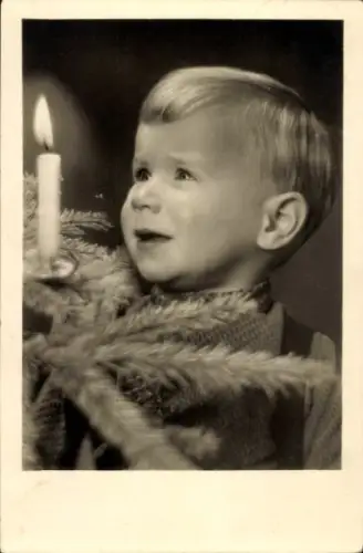 Ak Kleiner Junge, Tannenzweig mit Kerze