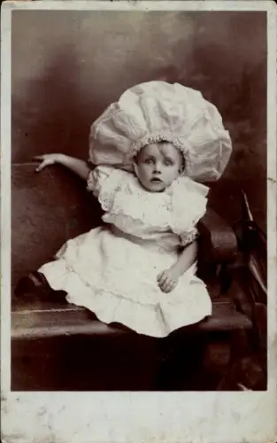 Foto Ak Mädchen im weißen Kleid, Portrait