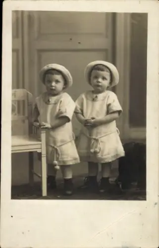Foto Ak Zwei kleine Kinder, Portrait