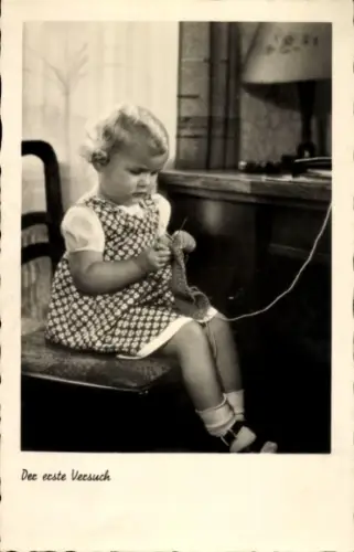 Ak Mädchen beim Stricken, der erste Versuch