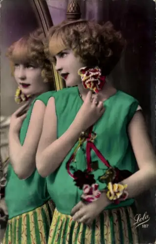 Ak Junge Frau vor dem Spiegel, Portrait