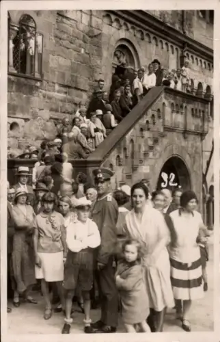 Foto Ak Lutherstadt Eisenach Thüringen, Wartburg, Besuchergruppe auf einer Treppe, Mann in Uniform